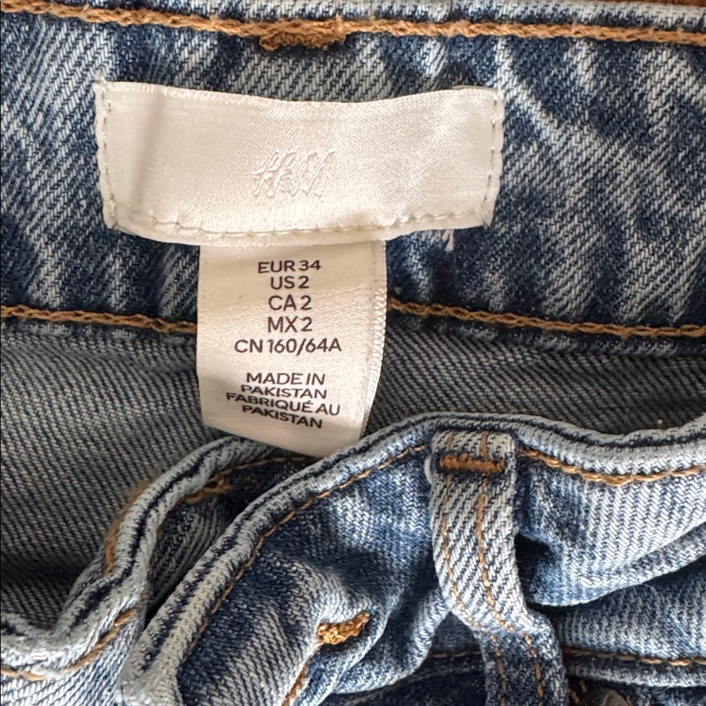 H&M High-Rise Light Blue Mom Jeans - Picture 2 of 2
